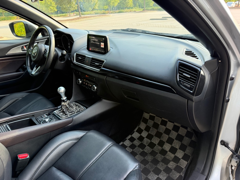 Photo 27 of this MAZDA 3