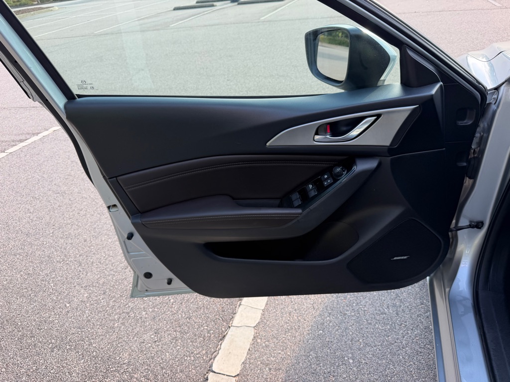 Photo 13 of this MAZDA 3