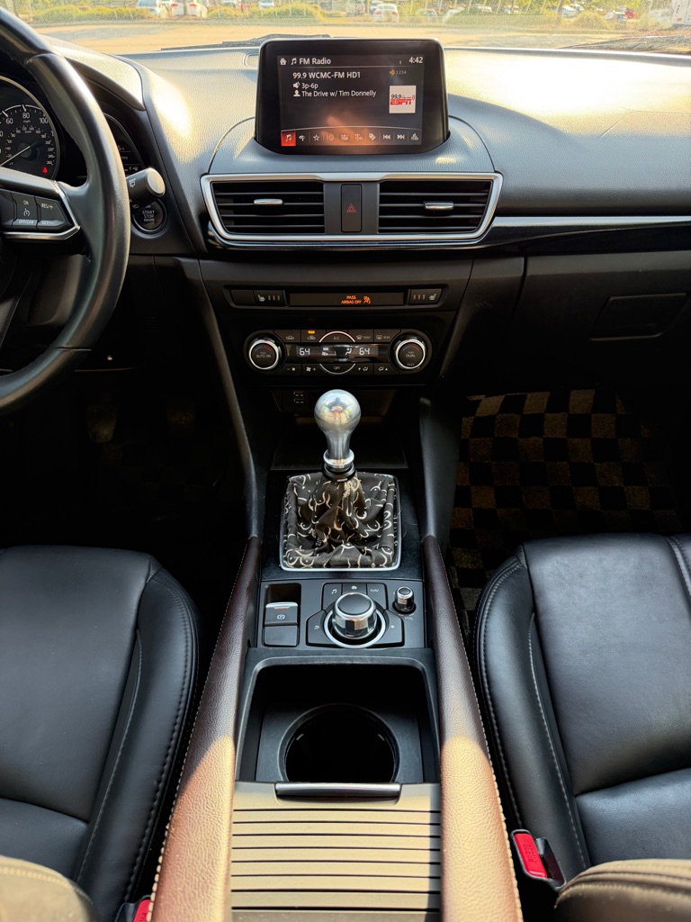 Photo 19 of this MAZDA 3