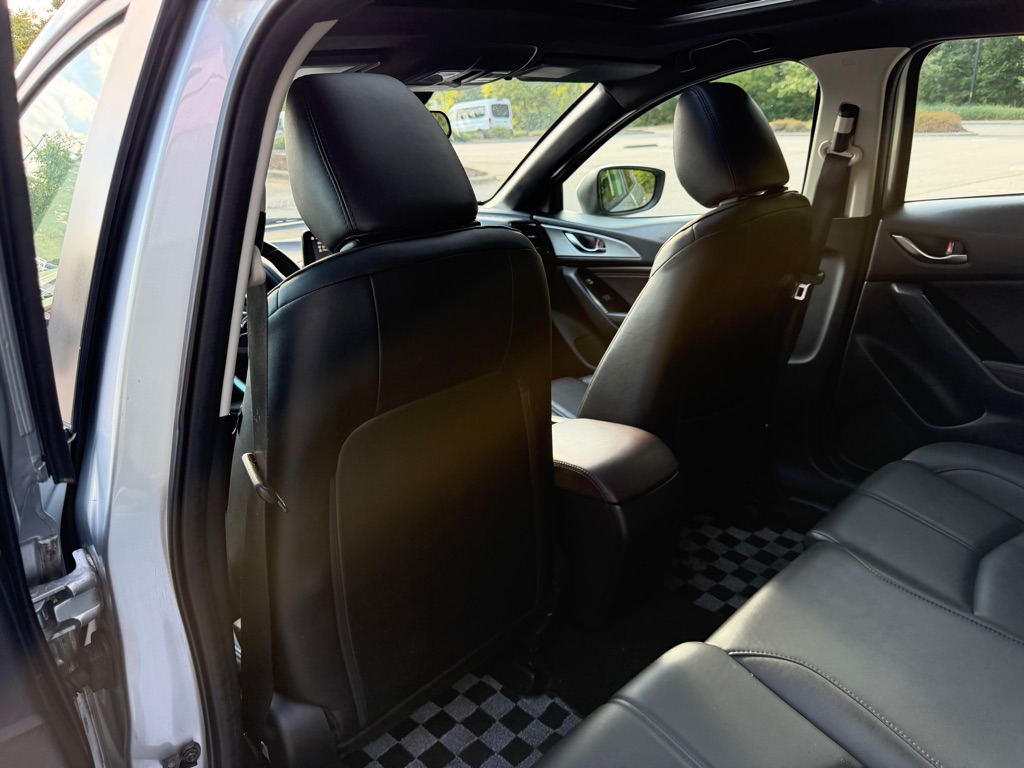 Photo 16 of this MAZDA 3