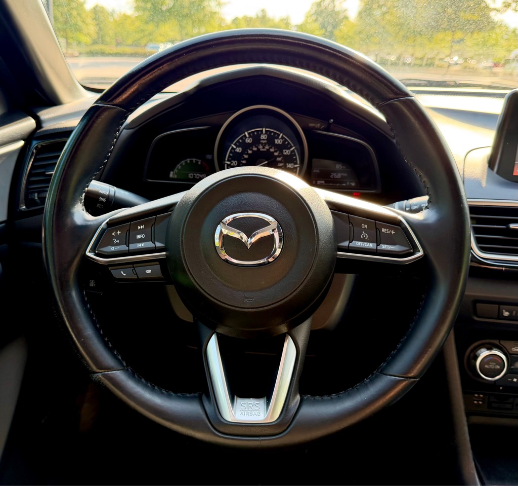 Photo 18 of this MAZDA 3