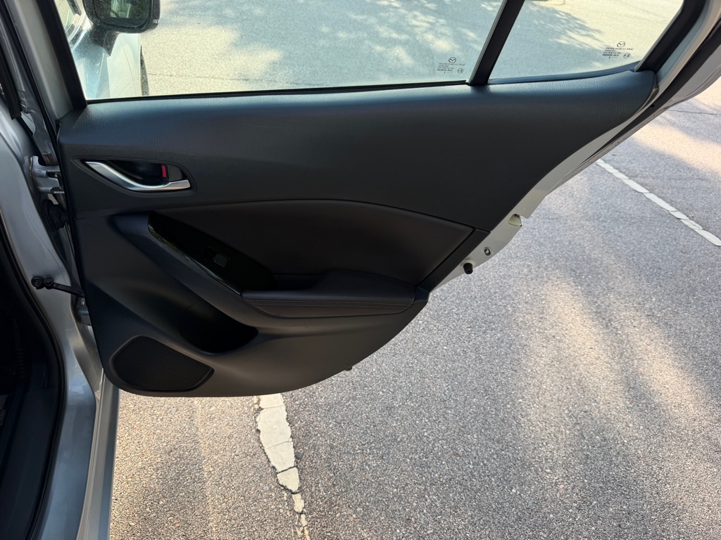 Photo 24 of this MAZDA 3