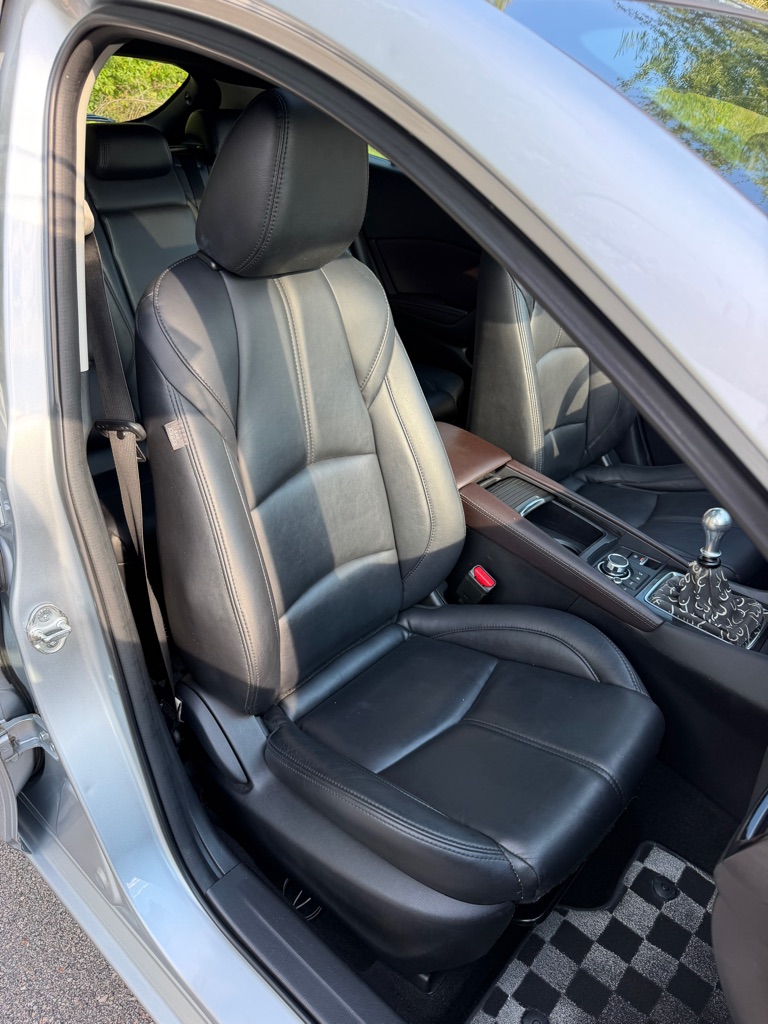 Photo 26 of this MAZDA 3