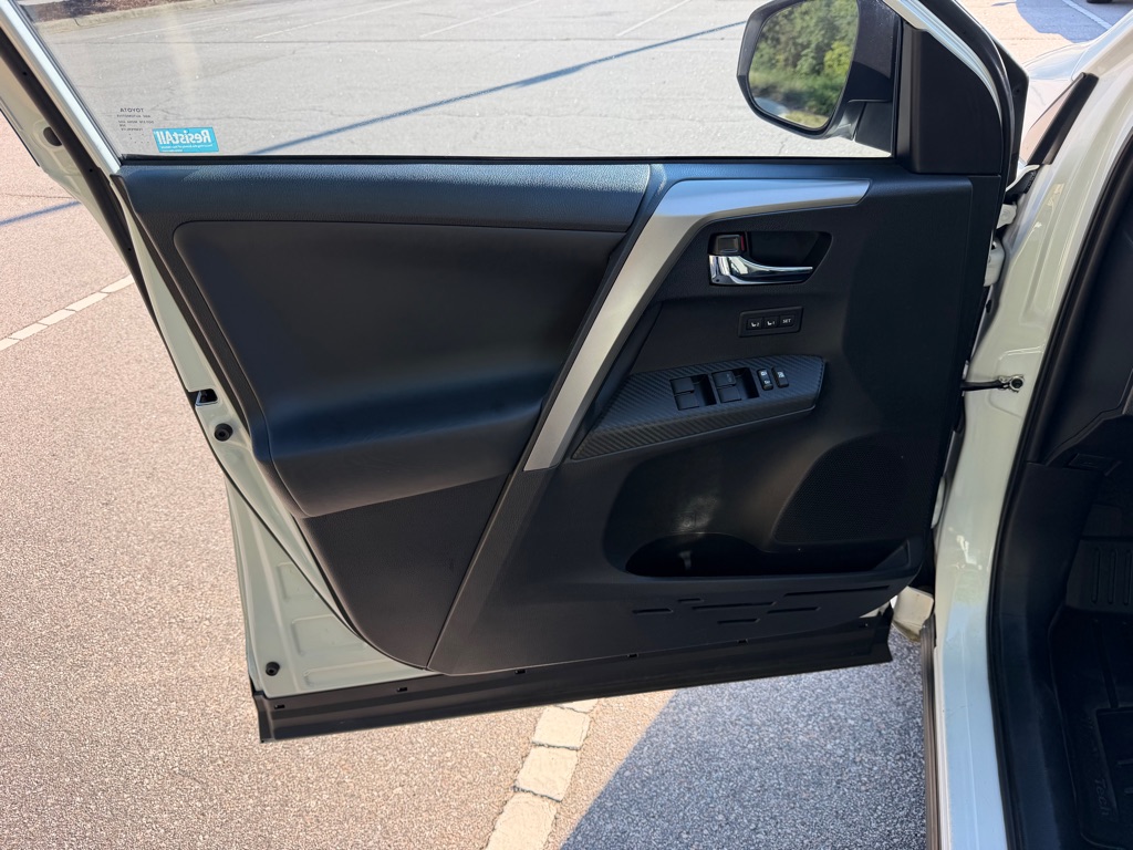 Photo 13 of this TOYOTA RAV4