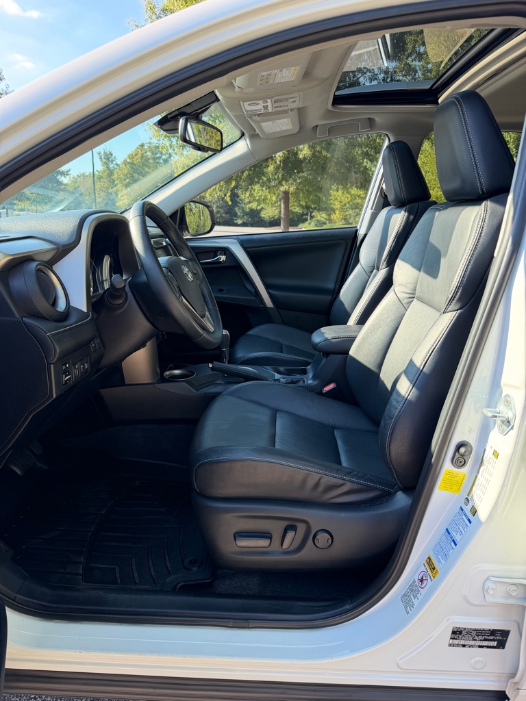 Photo 10 of this TOYOTA RAV4