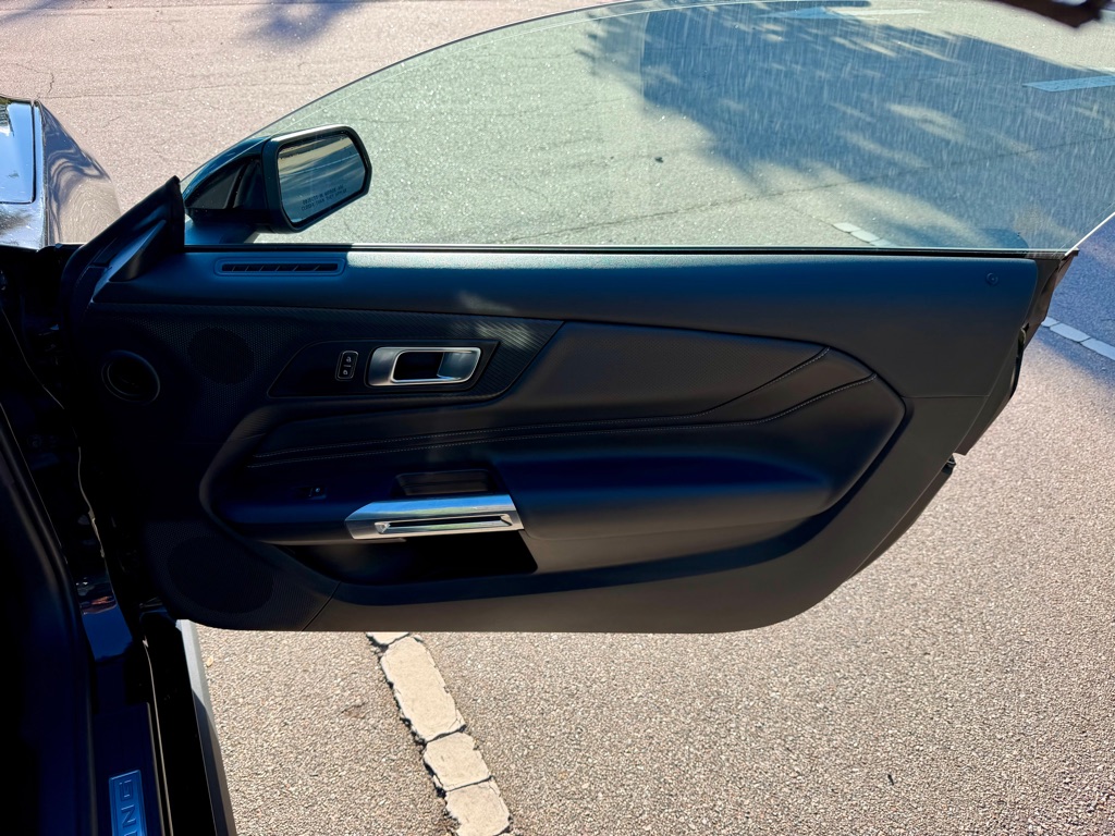 Photo 18 of this FORD MUSTANG GT