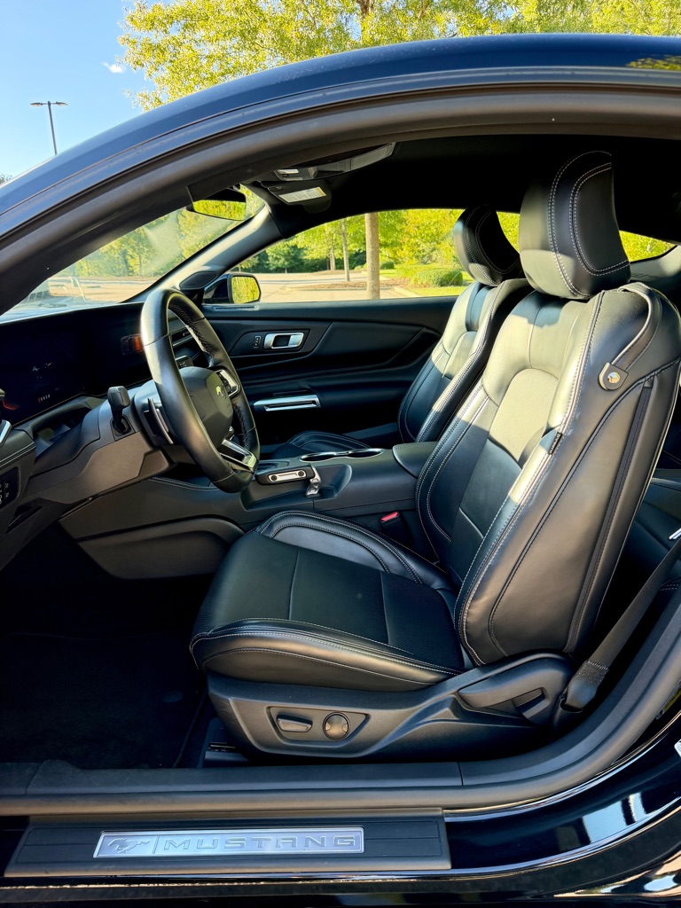 Photo 10 of this FORD MUSTANG GT