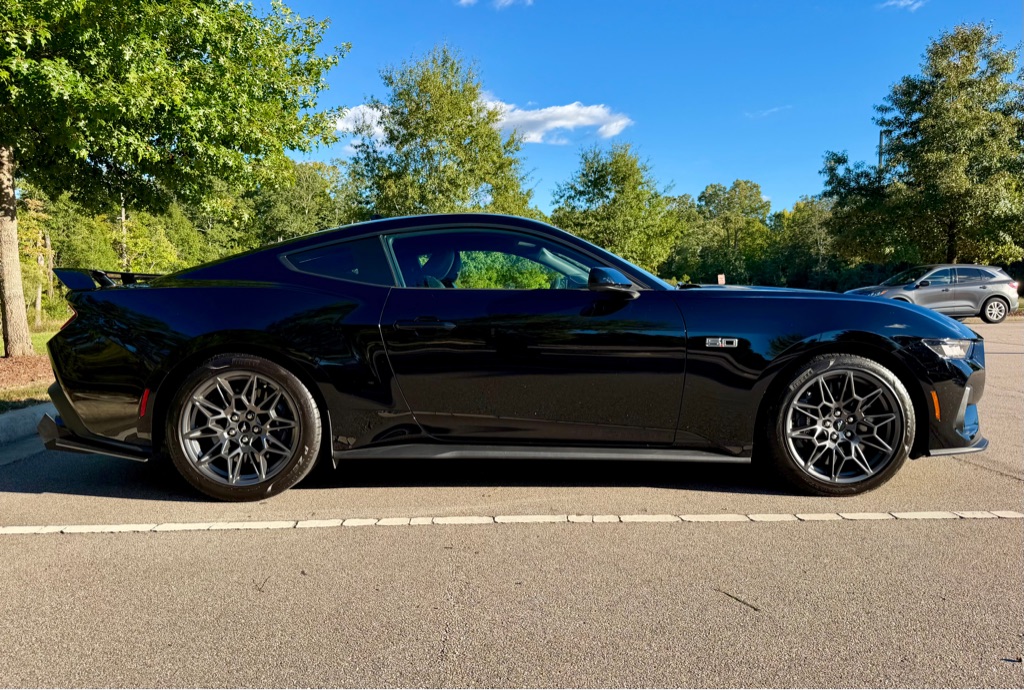 Photo 4 of this FORD MUSTANG GT