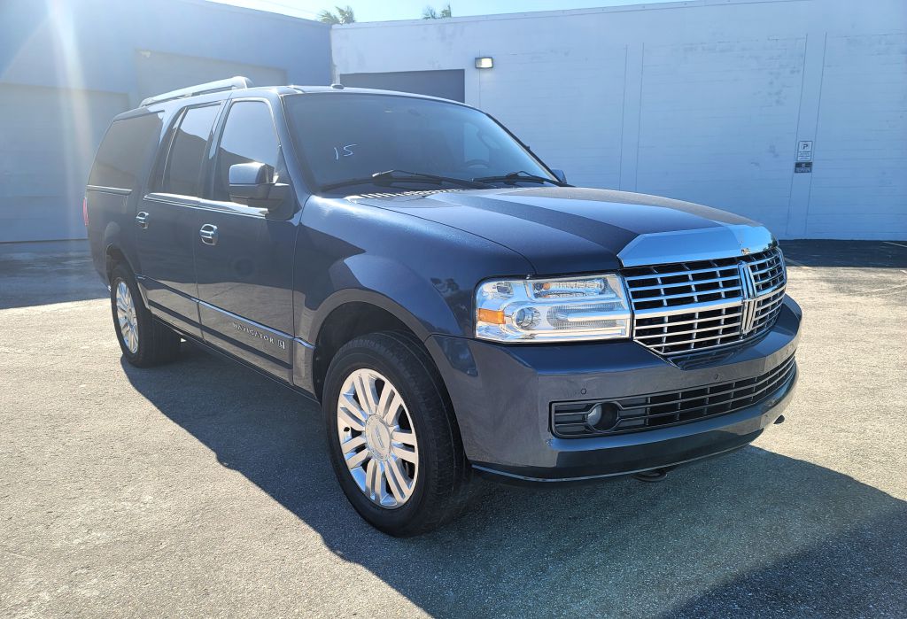 Photo 4 of this LINCOLN NAVIGATOR