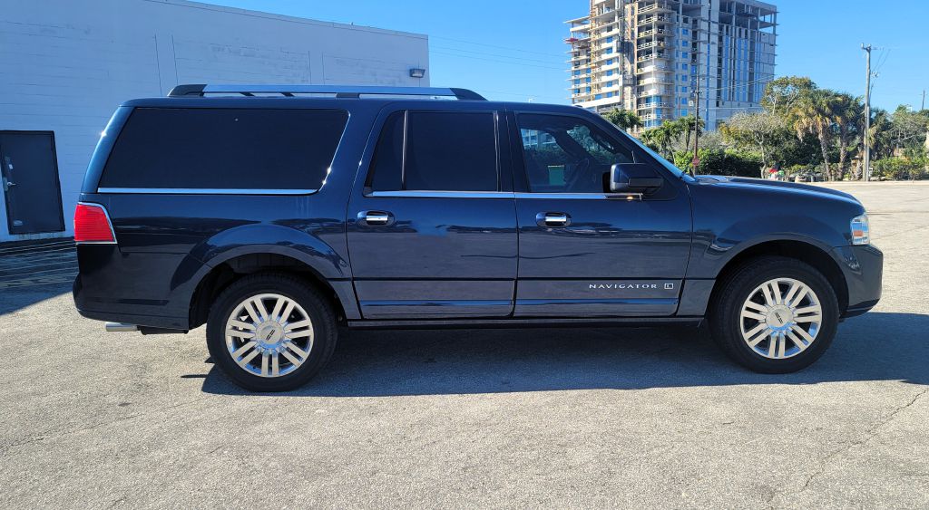 Photo 6 of this LINCOLN NAVIGATOR