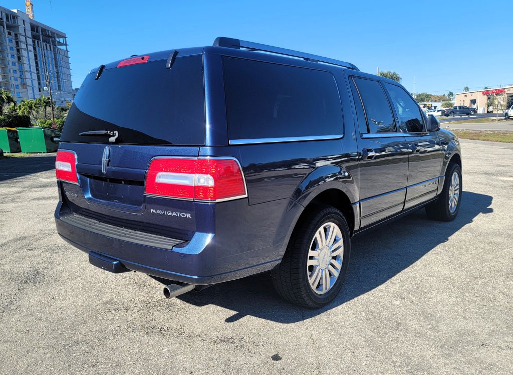 Photo 7 of this LINCOLN NAVIGATOR
