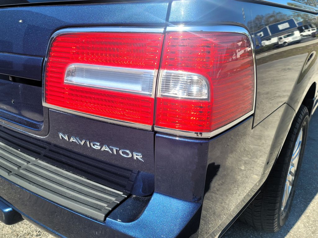 Photo 8 of this LINCOLN NAVIGATOR
