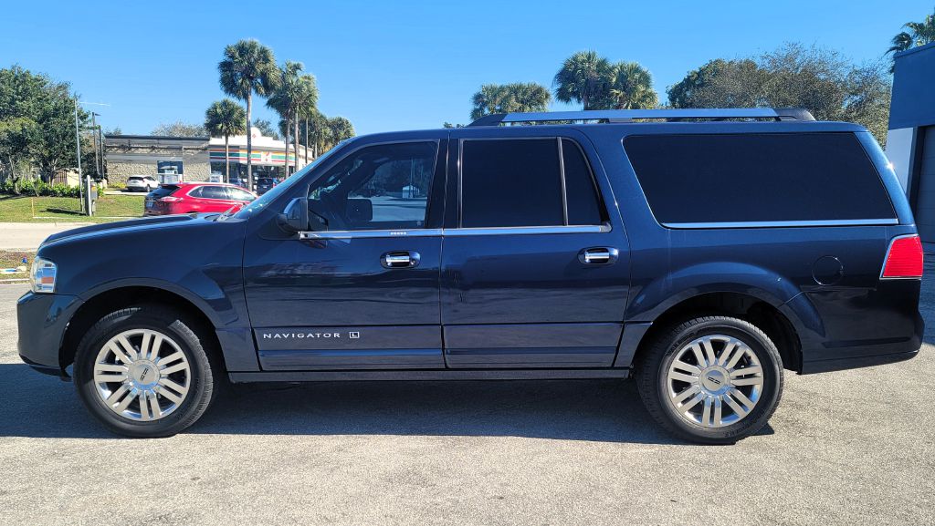 Photo 12 of this LINCOLN NAVIGATOR