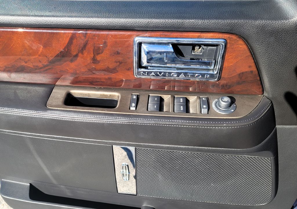 Photo 13 of this LINCOLN NAVIGATOR