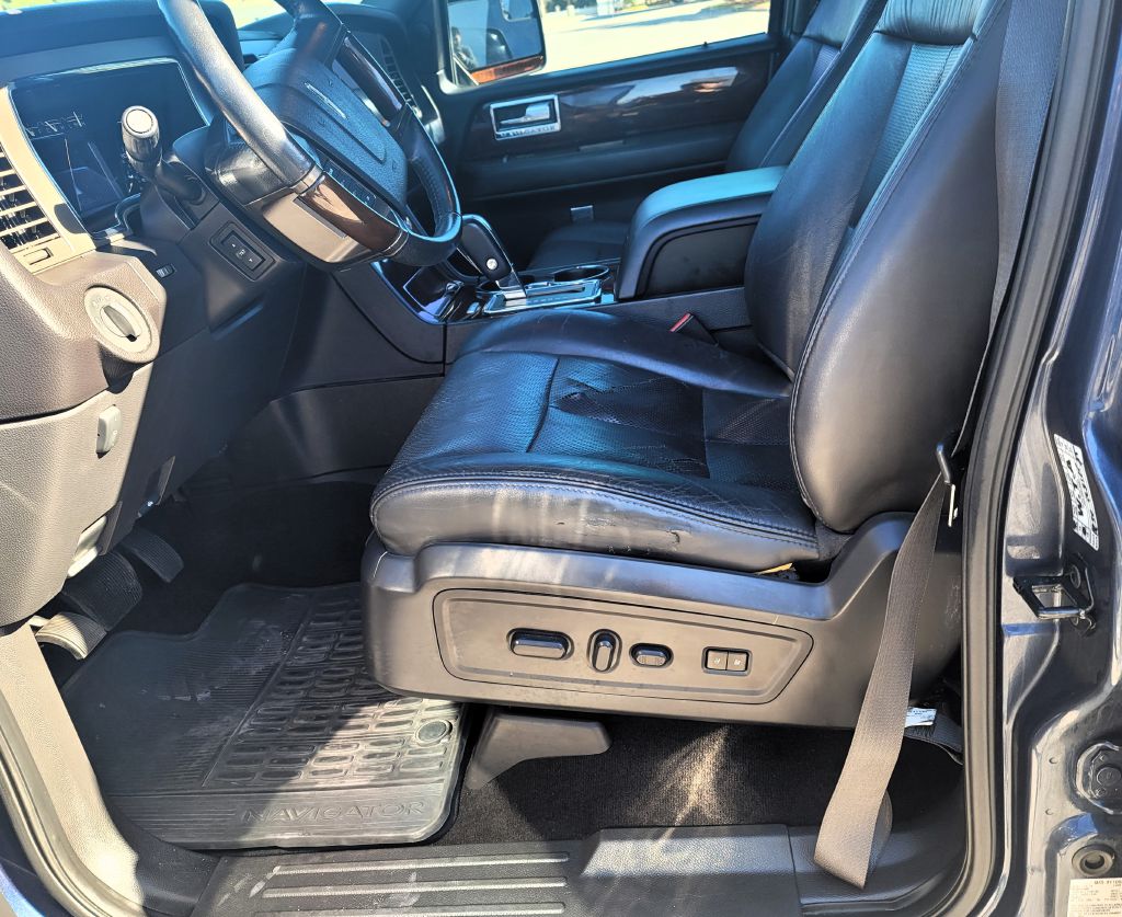 Photo 14 of this LINCOLN NAVIGATOR
