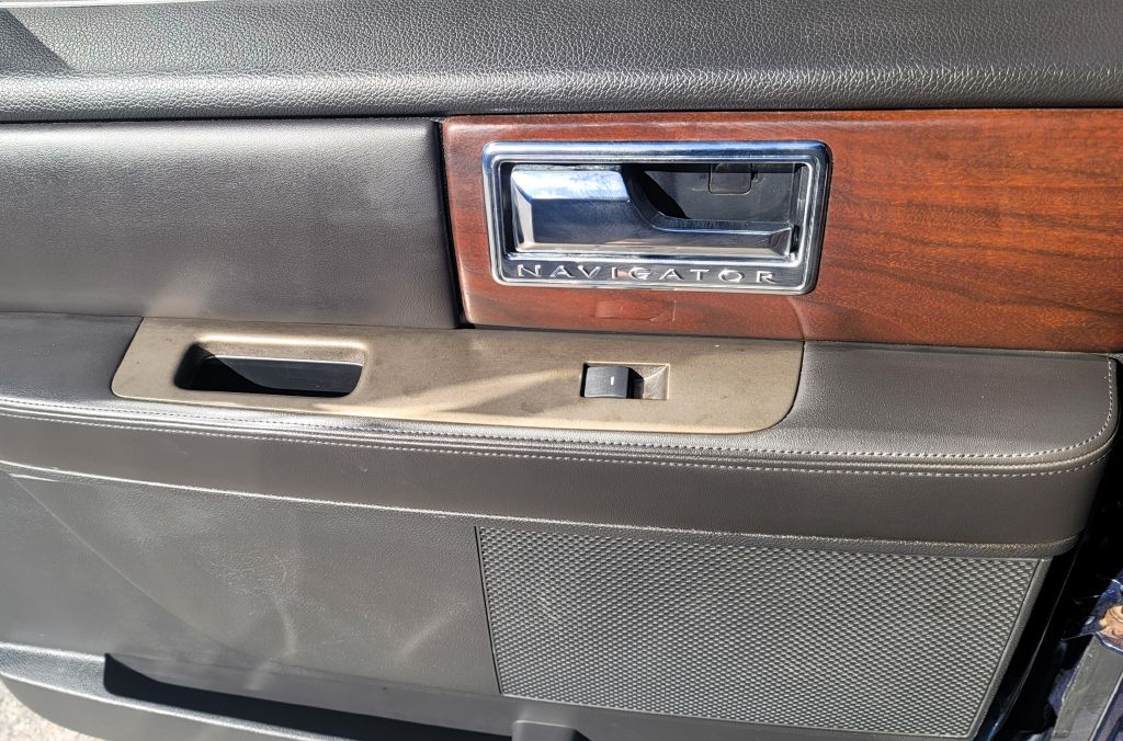 Photo 15 of this LINCOLN NAVIGATOR