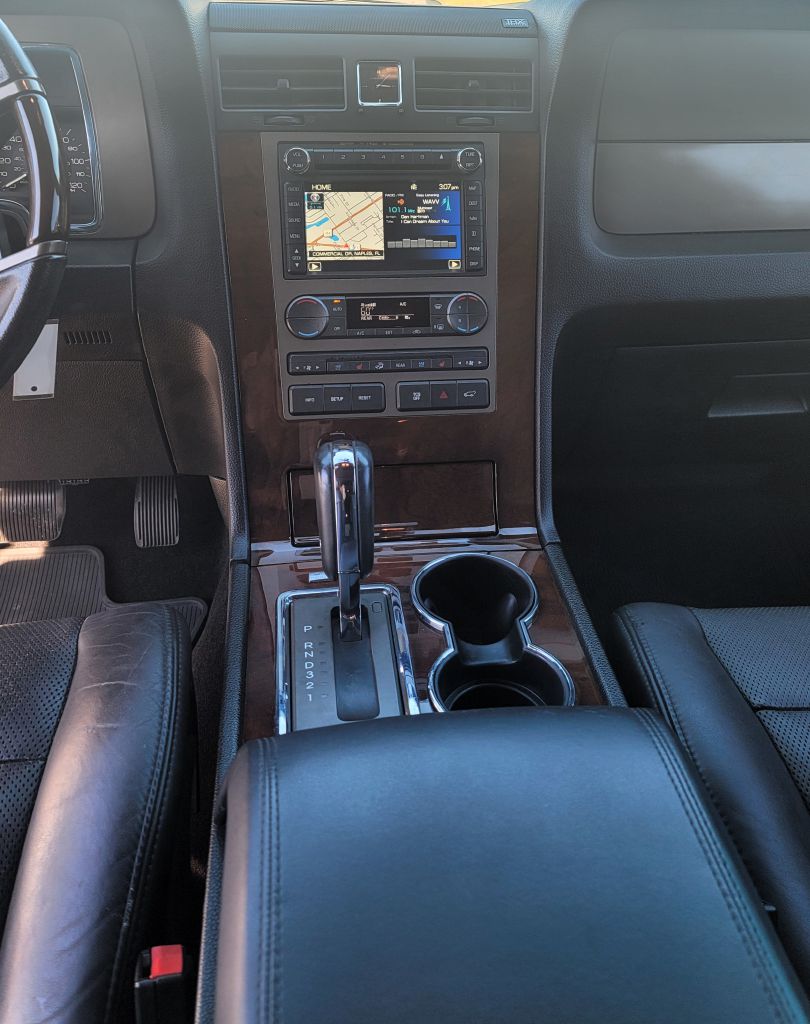 Photo 17 of this LINCOLN NAVIGATOR