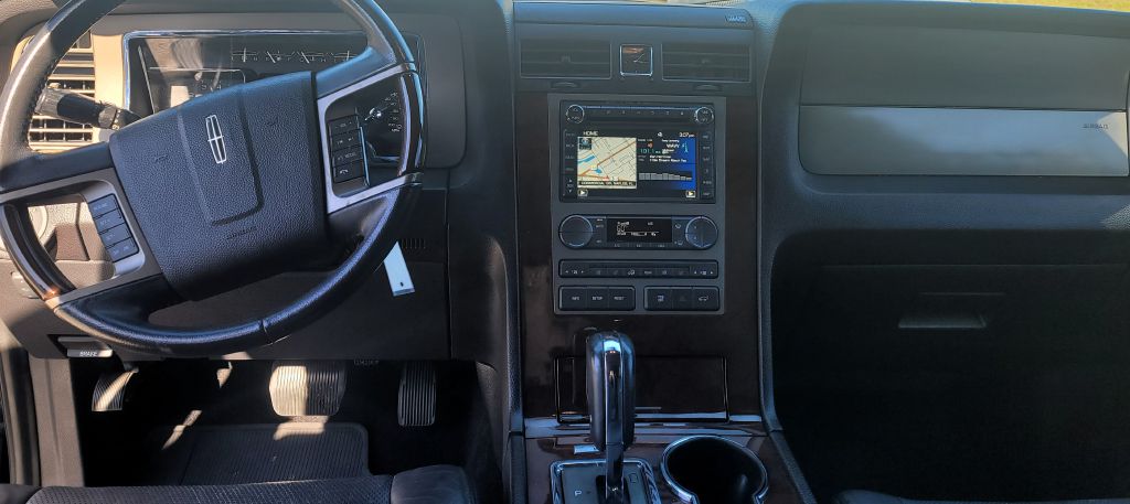 Photo 18 of this LINCOLN NAVIGATOR