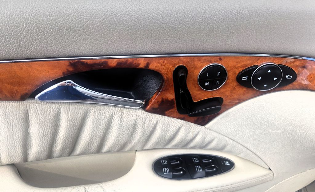 Photo 9 of this MERCEDES-BENZ E-CLASS