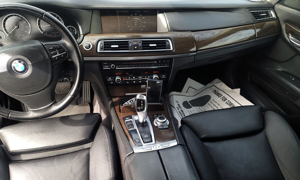 Photo 11 of this BMW 740