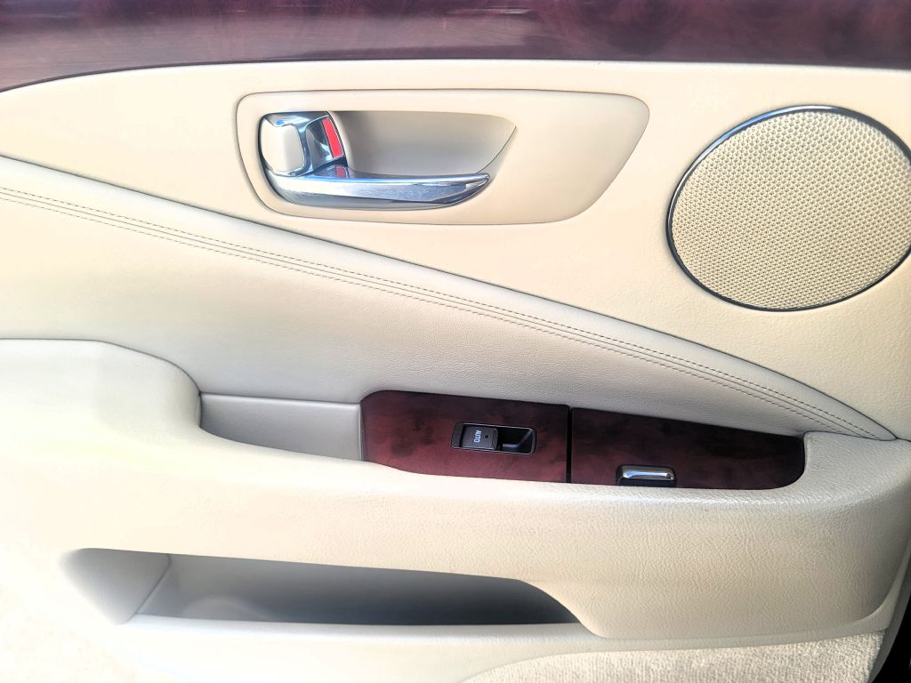 Photo 11 of this LEXUS LS
