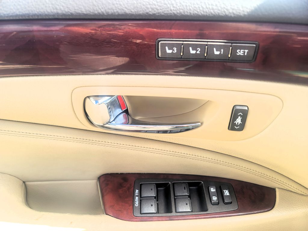 Photo 13 of this LEXUS LS