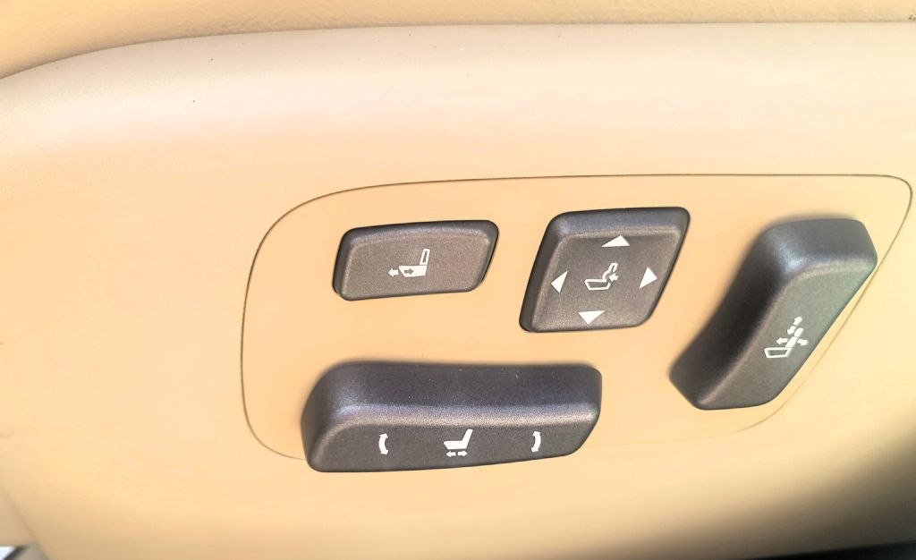 Photo 14 of this LEXUS LS
