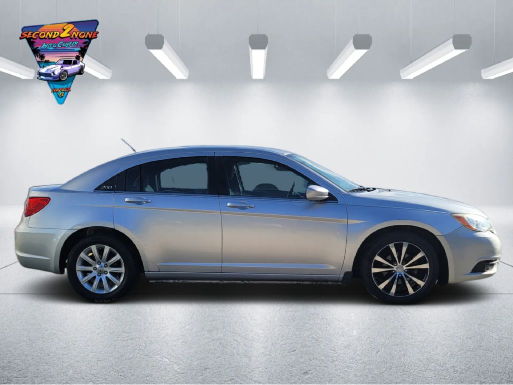 Photo 4 of this CHRYSLER 200