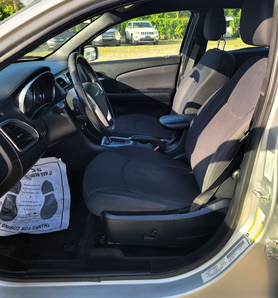 Photo 10 of this CHRYSLER 200