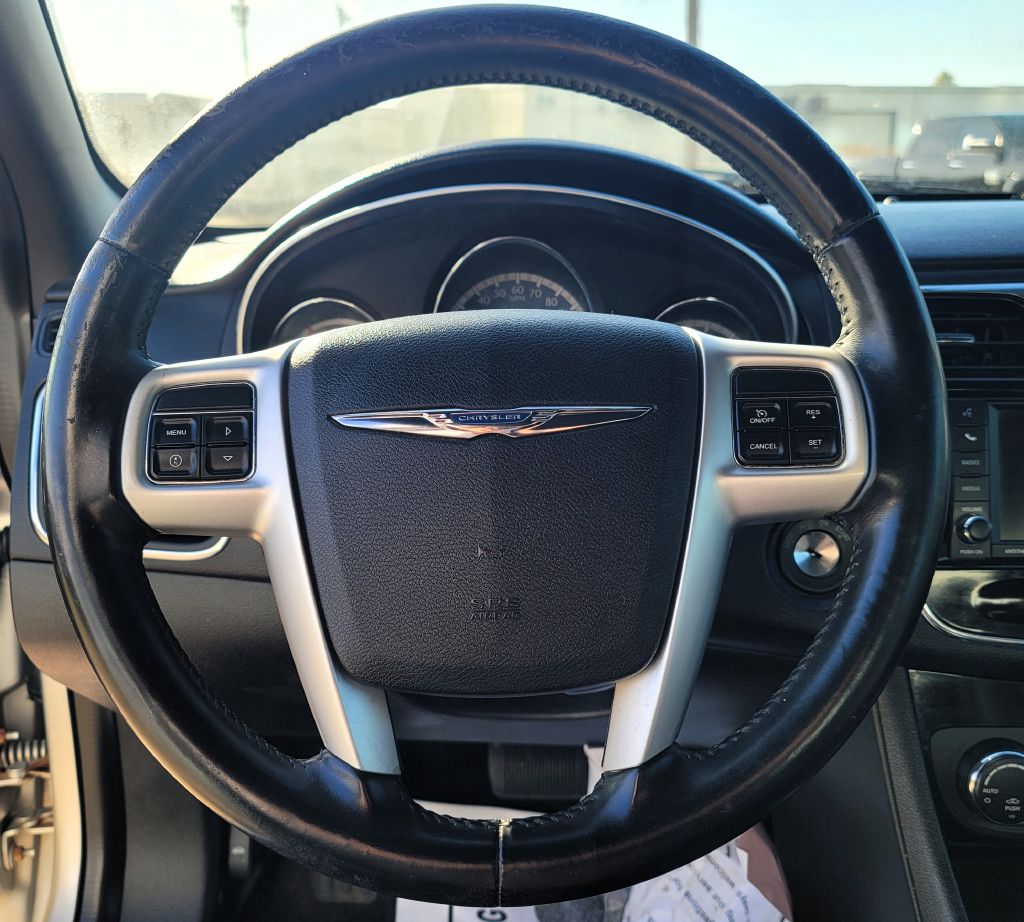 Photo 14 of this CHRYSLER 200