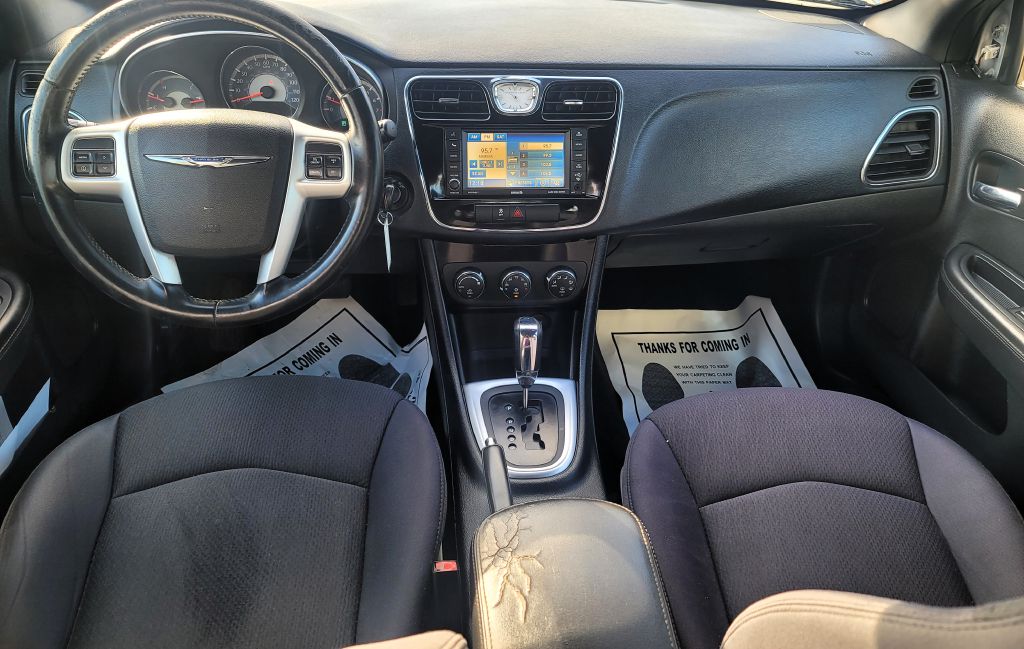 Photo 9 of this CHRYSLER 200