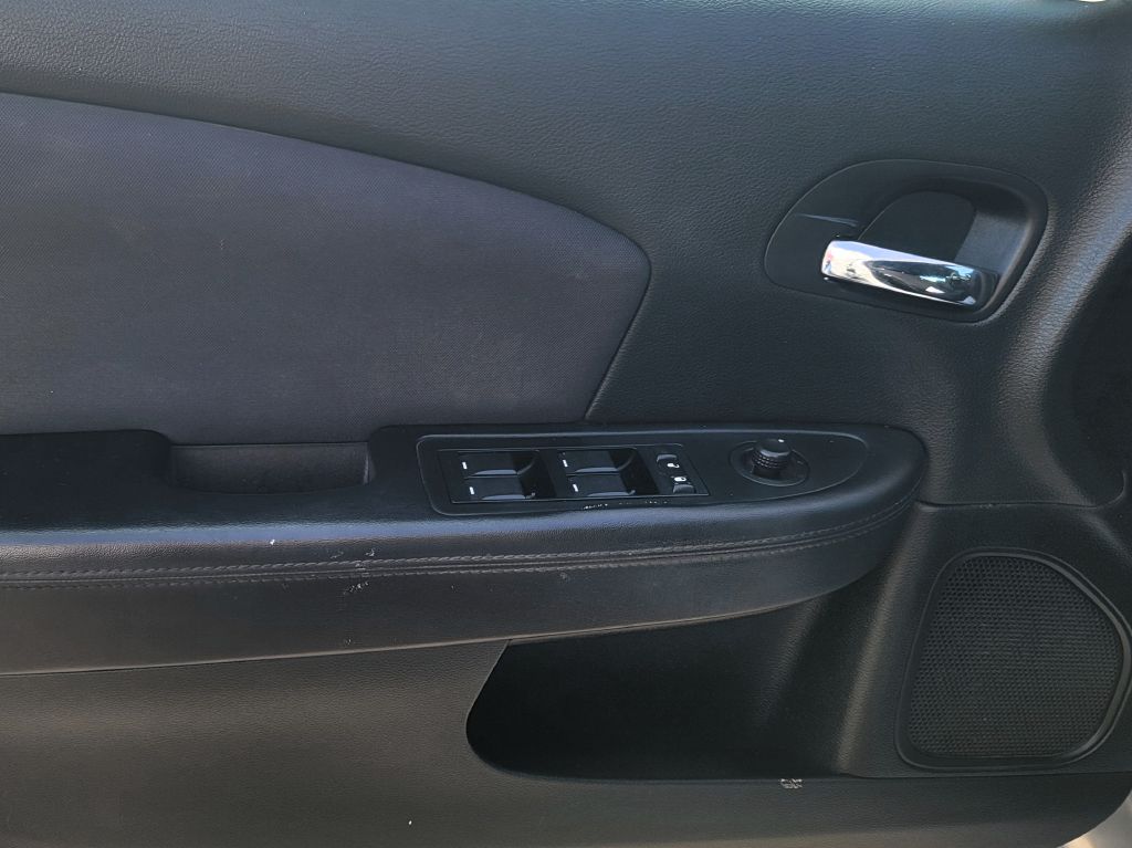 Photo 18 of this CHRYSLER 200