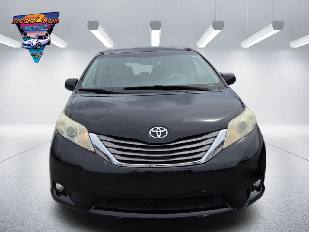Photo 2 of this TOYOTA SIENNA