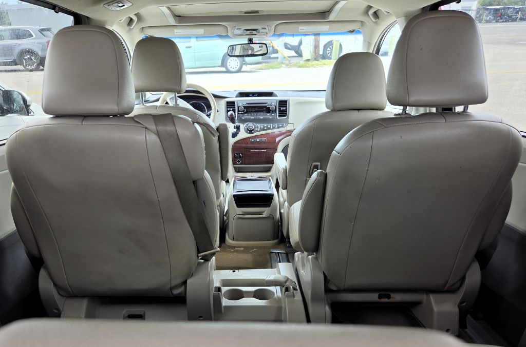 Photo 8 of this TOYOTA SIENNA