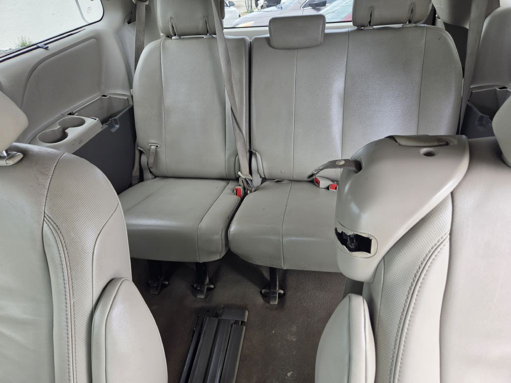 Photo 10 of this TOYOTA SIENNA