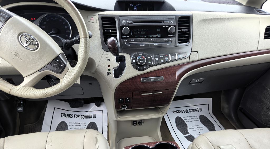 Photo 11 of this TOYOTA SIENNA