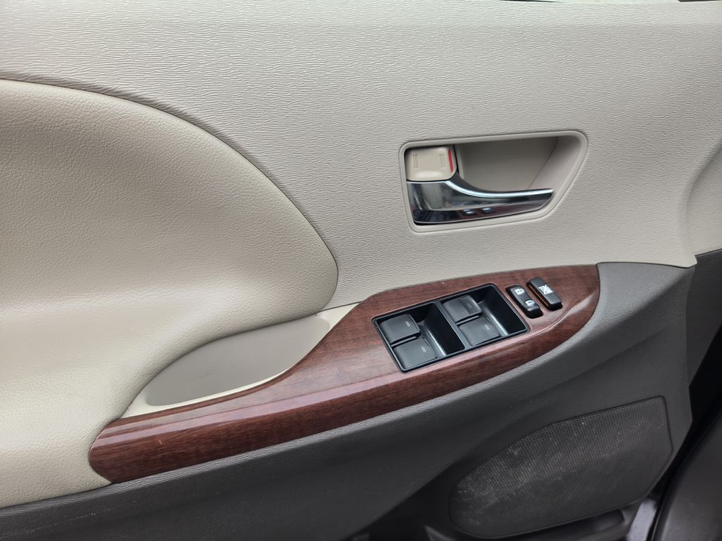 Photo 12 of this TOYOTA SIENNA