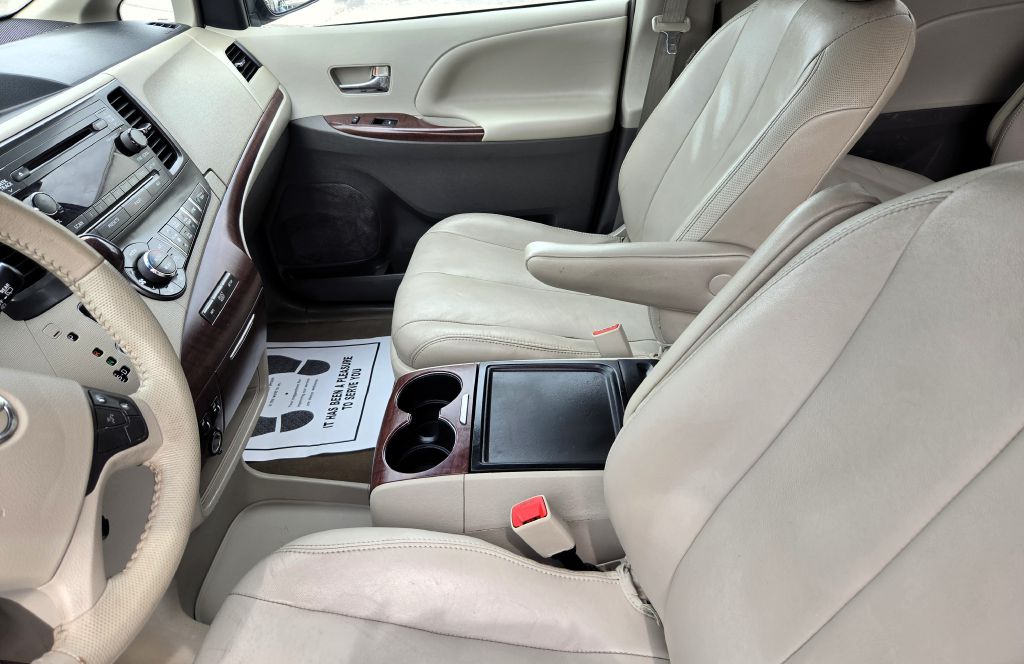 Photo 13 of this TOYOTA SIENNA