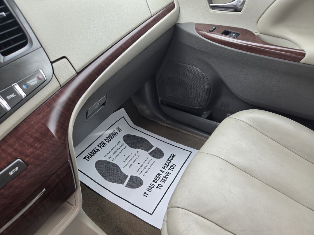 Photo 14 of this TOYOTA SIENNA