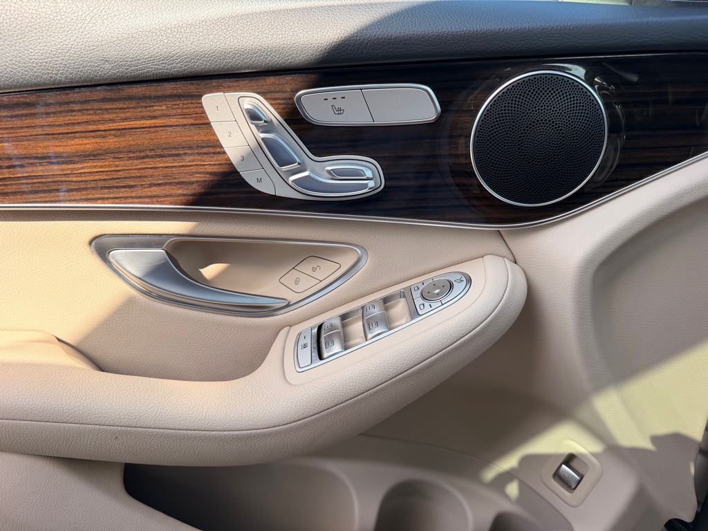 Photo 24 of this MERCEDES-BENZ GLC