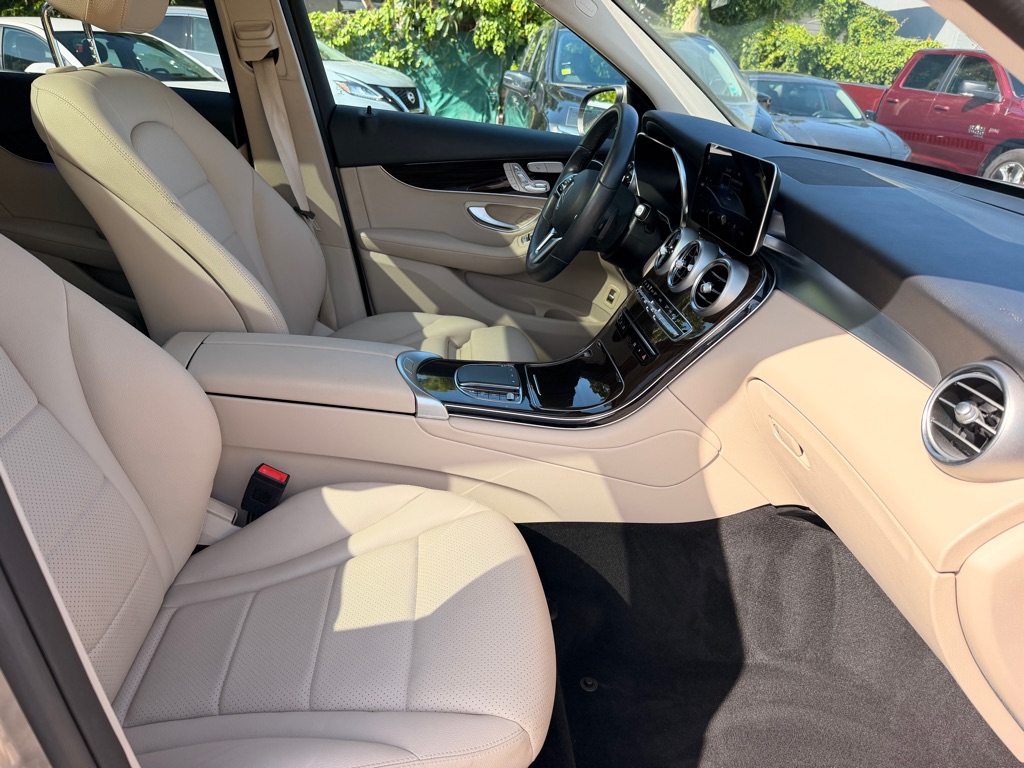 Photo 15 of this MERCEDES-BENZ GLC