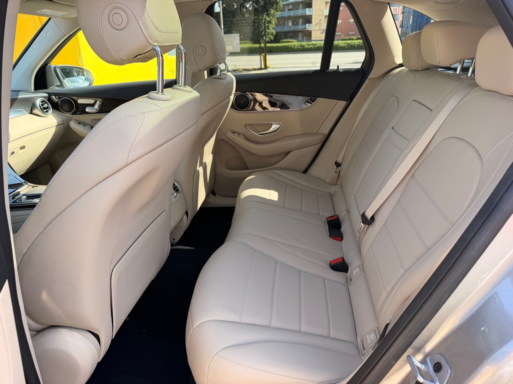 Photo 17 of this MERCEDES-BENZ GLC