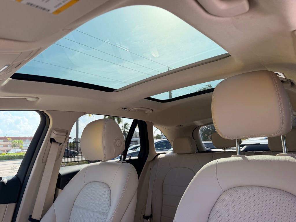 Photo 20 of this MERCEDES-BENZ GLC