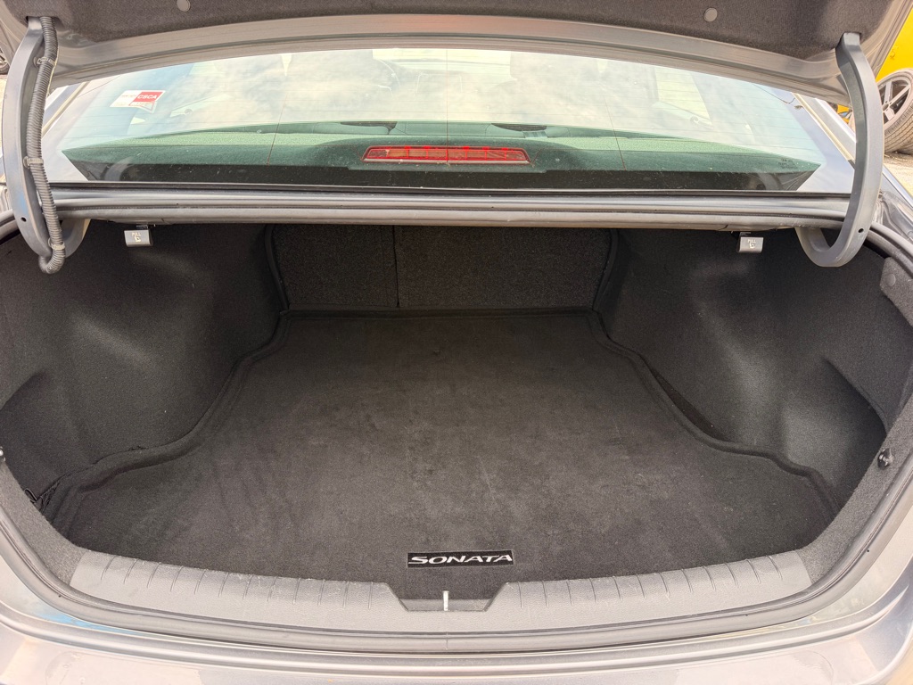 Photo 18 of this HYUNDAI SONATA
