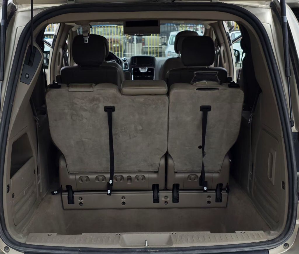 Photo 9 of this CHRYSLER TOWN & COUNTRY