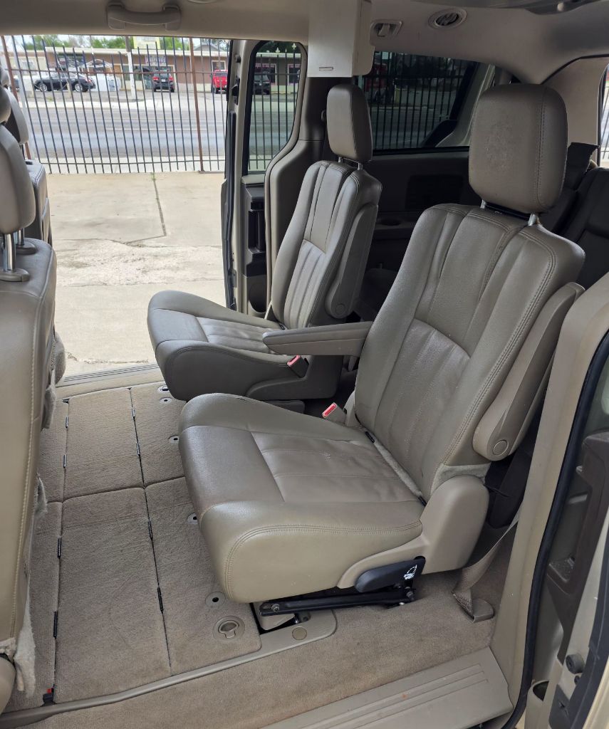 Photo 7 of this CHRYSLER TOWN & COUNTRY