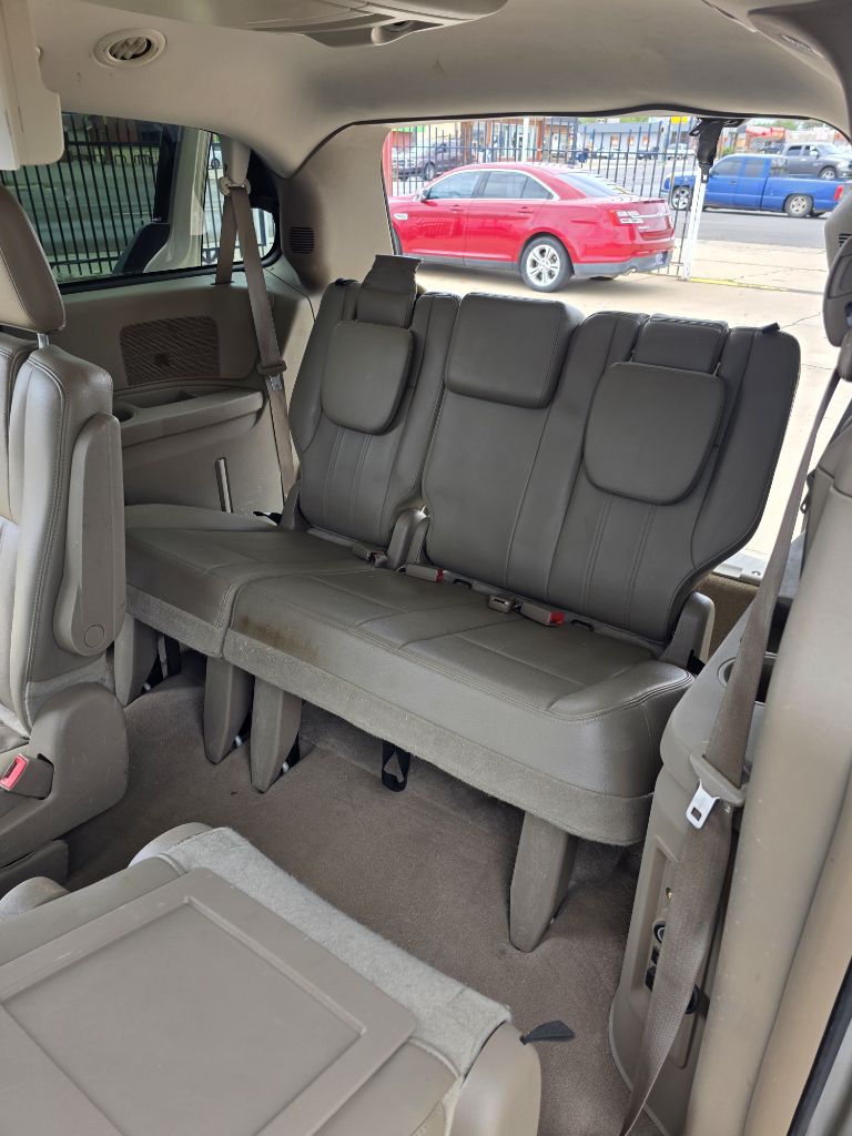 Photo 8 of this CHRYSLER TOWN & COUNTRY