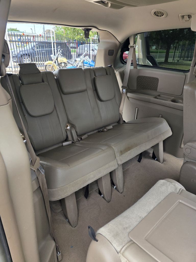 Photo 10 of this CHRYSLER TOWN & COUNTRY