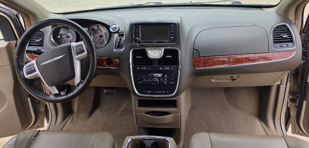 Photo 14 of this CHRYSLER TOWN & COUNTRY