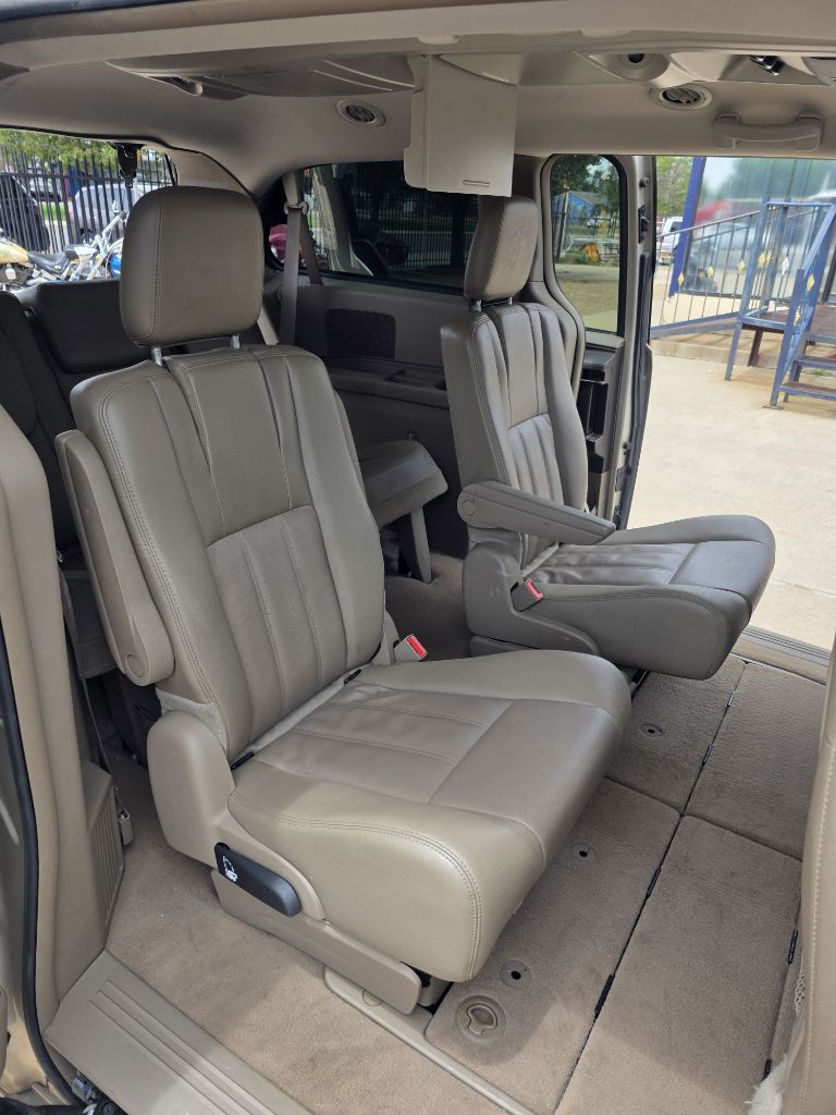 Photo 11 of this CHRYSLER TOWN & COUNTRY